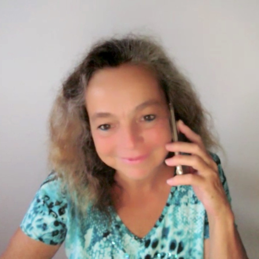Maria Sereena im telfonischen Kontakt