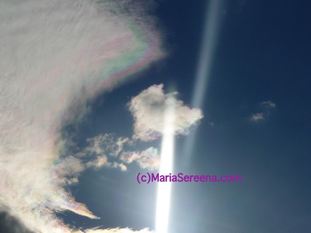 Regenbogenwolken, Lichtlinien / Zeitlinien am blauen Himmel fotografiert von Maria Sereena